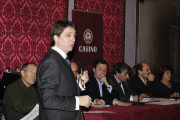 El presidente del Casino, Adolfo Sainz, ayer durante la intervención del alcalde, Carlos Martínez. / VALENTÍN GUISANDE-