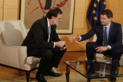 Mariano Rajoy, presidente del Gobierno en funciones, y Albert Rivera, líder de Ciudadanos, se han reunido hoy en el Congreso de los Diputados.-AGUSTÍ CATALÁN