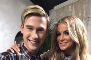 Tyler Henry posa con su amiga y clienta Carmen Electra.-INSTAGRAM