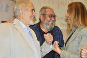 Demetrio Madrid, Cándido Méndez y Virginia Barcones en animada charla.-VALENTÍN GUISANDE