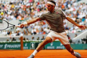 Roger Federer, durante su partido frente a Lorenzo Sonego.-REUTERS / KAI PFAFFENBACH