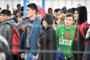 Un grupo de jóvenes inmigrantes en el 2016 en el campamento de refugiados de Calais, ya desmantelado.-AFP / PHILIPPE HUGUEN