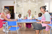 La delegada de la Junta en un aula de Infantil en el inicio del curso 2022-2023. HDS