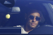 Neymar conduce su coche, este miércoles en Sant Joan Despí.-MANU FERNÁNDEZ (AP)