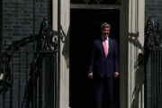 Kerry, que no se había dado cuenta de que la puerta estaba entornada, se golpea con la hoja.-