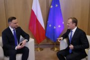 El presidente del Consejo Europeo, Donald Tusk, conversa con el presidente de Polonia, Andrzej Duda, antes de su reunión en la sede del Consejo Europeo en Bruselas.-EFE / FRANCOIS LENOIR