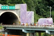 El autobús dañado fuera del túnel en Ankang-STR