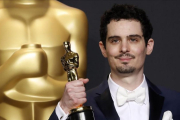 Damien Chazelle posa con el Oscar a mejor director por el musical La la land (2017)-LUCAS JACKSON (REUTERS)