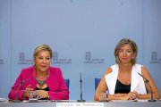La vicepresidenta de laJunta, Rosa Valdeón, y la consejera de Familia, Alicia García, ayer, tras el Consejo.-ICAL