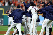 Los Houston Astros celebran la victoria sobre los New York Yankees y su pase a las World Series.-AFP