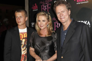 Una imagen de archivo de Conrad Hilton junto a sus padres Rick Hilton y Kathy Richards.-AP / MATT SAYLES