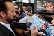 Nicolas Cage firma autógrafos a su llegada a Sitges.-MONICA SERRA