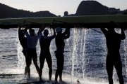 Algunos remeros también han protestado por las aguas contaminadas.-AP / DAVID GOLDMAN