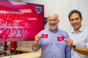 Luis Martínez y Javier del Pino en la presentación de los abonos del Numancia.  MARIO TEJEDOR