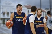El azulgrana Oriola sonríe junto a Sergio Rodríguez, en un entrenamiento de esta semana-FEB