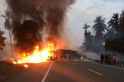 Vista general del accidente ocurrido en una autopista en los limites de los estados mexicanos de Michoacán y Guerrero.-EFE