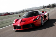 Ferrari donó uno de sus exculsivos LaFerrari por una causa solidaria.-