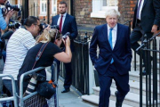 Boris Johnson abandona la oficina central de su campaña en Londres.-AP / TOLGA AKMEN