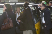 Marta Rovira, Raül Romeva, Josep Rull y Jordi Turull, este jueves a las puertas del Parlament.-EFE / QUIQUE GARCÍA