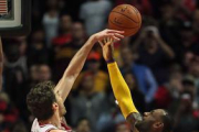 Pau Gasol pone un tapón decisivo a LeBron James, en los compases finales del partido entre los Bulls y los Cavaliers.-AP / JEFF HAYNES