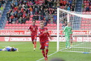 Pablo Valcarce celebra el primer gol que marcó ayer ante el Oviedo.-Mario Tejedor