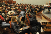 Aspecto que ofrecía ayer La Audiencia con motivo del primer examen para la bolsa de auxiliares administrativos.-VALENTÍN GUISANDE