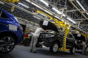 Cadena de producción del Megane en la fábrica de Renault en Palencia.-AFP