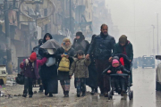 Una familia siria, en las calles de Alepo, el miércoles.-AFP