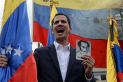 El jefe de la Asamblea Nacional de Venezuela, Juan Guaido, se declara presidente interino del país durante un mitin de oposición contra el líder Nicolás Maduro.-FEDERICO PARRA (AFP)