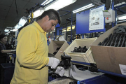 Un empleado en la fábrica de Fico Mirrors en Soria-