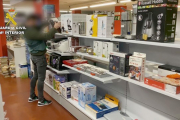 Un agente durante el decomiso de objetos. HDS