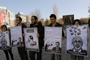 Miembros de la Unión de Jóvenes Turcos con caricaturas críticas con el primer ministro, Recep Tayyip Erdogan.-Foto:   AP / BURHAN OZBILICI
