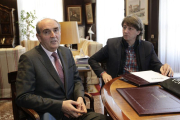 Tomás Quintana, responsable de la Procuraduría, junto al alcalde de Soria, Carlos Martínez.-LUIS ÁNGEL TEJEDOR