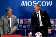 Parreira y Van Basten, en la comisión de estudio técnico de la FIFA.-/ EFE / ABEDIN TAHERKENAREH