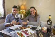 La modelo y empresaria Estefanía Luyk degusta un menú en su rincón favorito junto a su socio, Alfonso del Caño.-M. A. santos