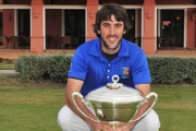 Daniel Berná posa con el trofeo de campeón de la Copa del Rey 2014. / RFEGOLF-