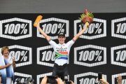 Daryl Impey, en el podio, tras su victoria.-EPA/ AP