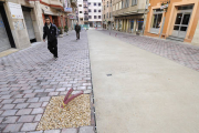 Algunos peatones pasean por la calle Vicente Tutor que según Rey ya está «disponible para todos» aunque aún quedan algunos detalles. / VALENTÍN GUISANDE-
