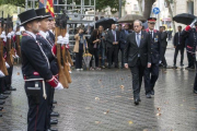 La delegación de la Generalitat con el ’president’ Quim Torra a la cabeza durante la ofrenda floral en el monumento de Rafael Casanova con motivo de los actos de la Diada.-JORDI COTRINA