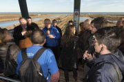 Una delegación de eurodipitados atiende en un mirador las explicaciones de Manolo Tomás, de la Plataforma en Defensa del Ebro.-JOAN REVILLAS