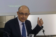El ministro de Hacienda y Administraciones Públicas, Cristobál Montoro (d), comparece durante la rueda de prensa realizada hoy después del Consejo de ministros.-Foto: EFE/ FERNANDO ALVARADO
