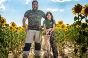 Carlos Ayllón con su hija y uno de sus perros.-GONZALO MONTESEGURO