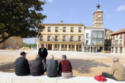 Vista del Ayuntamiento de Almazán desde la plaza. / VALENTÍN GUISANDE-