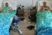 Los jugadores de la selección argentina de baloncesto, Andrés Nocioni y Manu Ginóbili, en su habitación de la Villa Olímpica.-MANUGINOBILI.COM