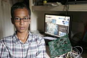 Ahmed Mohamed, de 14 años, fotografiado en su habitación junto con el reloj que elaboró y fue confundido por una bomba.-DALLAS MORNING NEWS / VERNON BRYANT