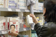 Una cliente compra productos de la marca L'Óreal.-DAVID CASTRO