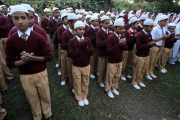 Estudiantes paquistanís rezan durante una ceremonia por las víctimas, en Karachi, este miércoles.-Foto: AP / FAREED KHAN
