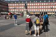 Turistas en la Plaza Mayor de la capital de España.-EFE