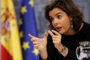 La vicepresidenta en funciones, Soraya Sáenz de Santamaría, el viernes 16 de septiembre durante la rueda de prensa posterior al Consejo de Ministros.-JOSÉ LUIS ROCA