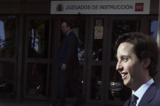 El 'pequeño Nicolás' a las puertas de los juzgados en Madrid, donde ha declarado este lunes 21 de septiembre.-FERNANDO ALVARADO / EFE